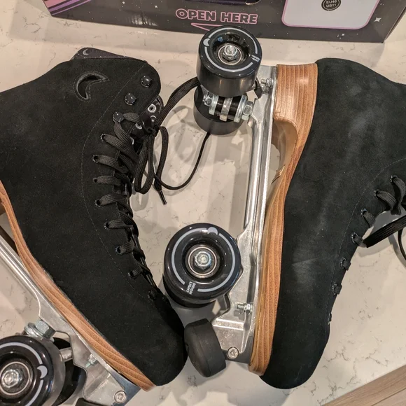 Midnight Roller Moon Boot Roller Skates - Picture 5 of 17